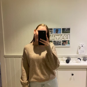 Beige stickad tröja - Säljer en supermysig beige stickad tröja. Den har en normal passform och långa ärmar, perfekt för höst och vinter. Tröjan är i bra skick och passar till alla tillfällen 