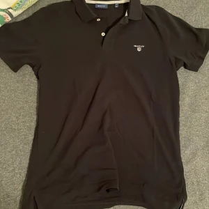 Svart GANT piké - En svart GANT piké som bara använts en gång på en skolavslutning. Storlek S