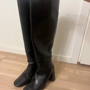 Läderstövlar  - Fina knähöga läder stövlar från NAKD. För hög klack för mig tyvärr men annars super fina! Skick är bra, lite slitningar under klacken. 