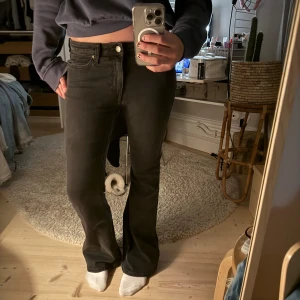 Fina jeans - Midjemått:35  Innerbenslängd: 81 Midjehöjd:22 Super gott skick!💘💘💘