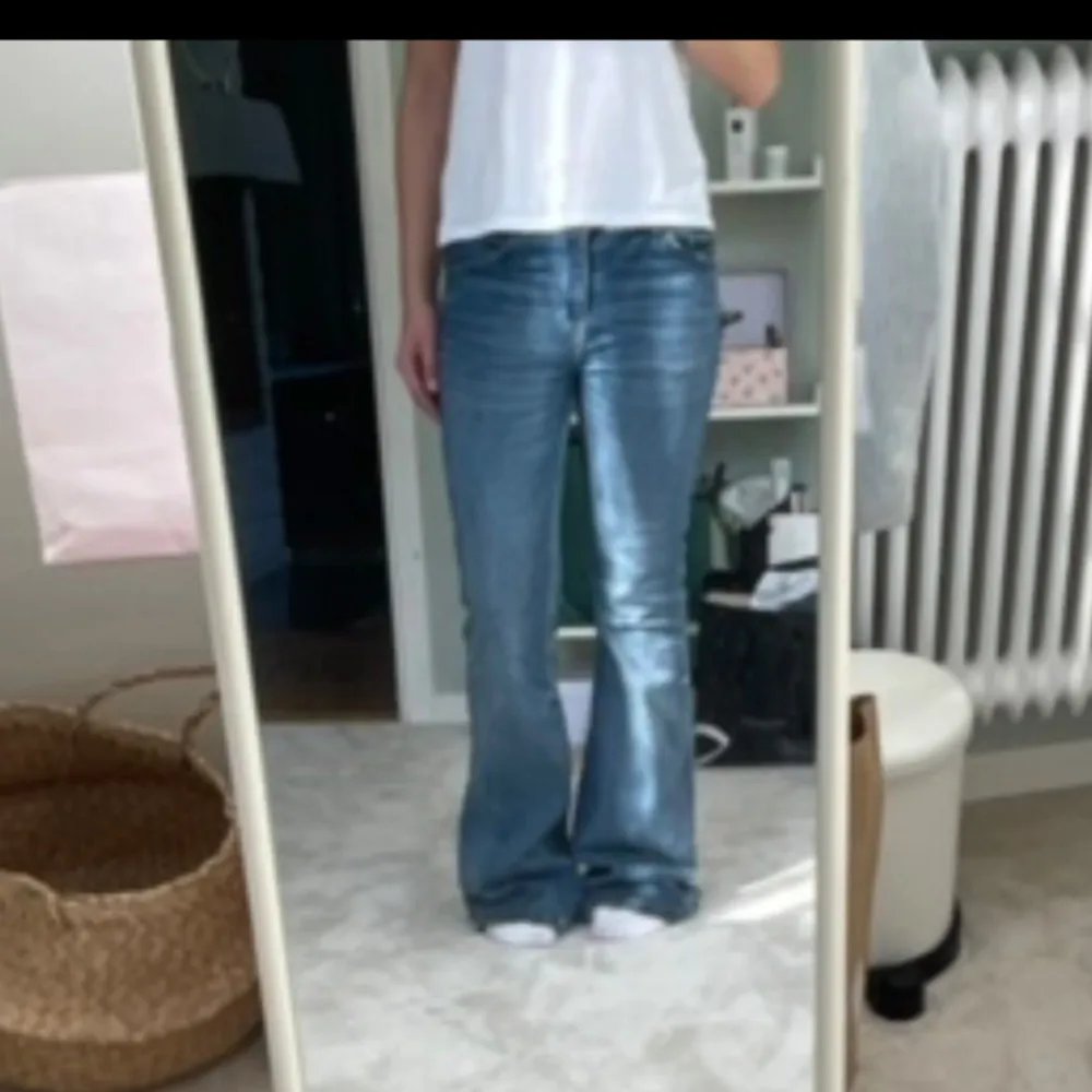 Så snygga jeans som sitter så snyggt!! Är lite långa på mig som är 160💕 Innerbenslängd: 77 cm Midjemått: 36. Jeans & Byxor.