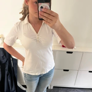 Gullig blus - Jättegullig blus med glider detalj från esprit💗storlek m