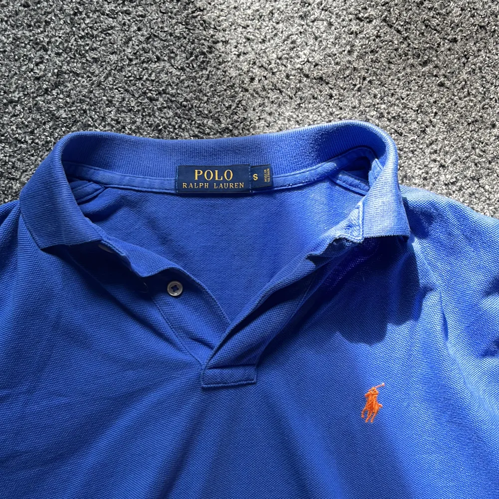 Säljer nu min fina Ralph lauren piké som är i bra skick skriv vid minsta lilla fundering . T-shirts.