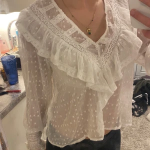 Vit blus - Kom alldrig till användning💔 jätte fin och skönt material💕🙌 står XL men sitter som M.