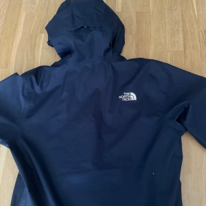 The north face vindjacka - Säljer denna höst/vår jacka som knappt är använd. Ny pris 1500 cond 9/10. Storlek S men passar även M
