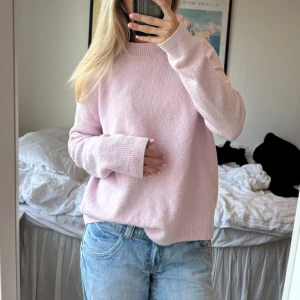 Other stories stickad tröja  - Rosa stickad tröja från other stories i storlek M💕 Använd men fortfarande fin på