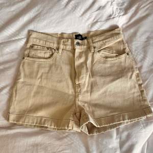  Ett par beiga jeans shorts från lager 157. Är i stort sett oanvända och är av väldigt bra skick! Säljer då jag inte tycker att de passar mig. 