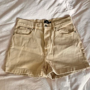  Beiga jeans shorts  -  Ett par beiga jeans shorts från lager 157. Är i stort sett oanvända och är av väldigt bra skick! Säljer då jag inte tycker att de passar mig. 