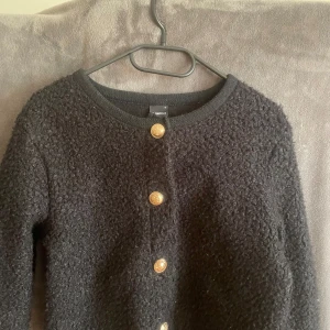 Kofta - Svart bomullskofta med guldknappar