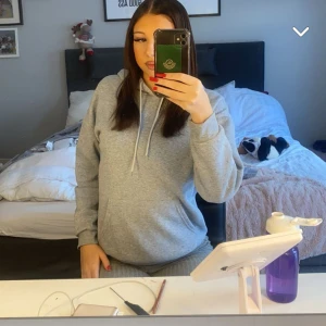 Hoodie - Supersnygg hoodie, använd fåtal gånger, som ny!!🤍