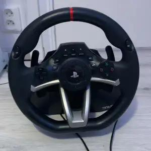 HORI racing wheel apex, passar till ps3/ps4. Fungerar helt perfekt och har inga problem med användningen.  Org. Pris: 1299kr  Säljer den för 549kr för att jag vill bli av med den. Skriv vid frågor och priset kan absolut diskuteras😀