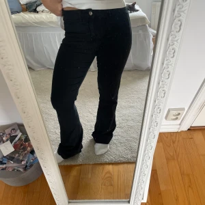 Svarta bootcut jeans - Lågmidjade bootcut jeans med fickor fram och inga bakfickor🌼 mjuka i materialet så sjukt sköna!! Stl 38 men skulle säga 36-38