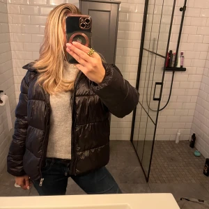 Svart glans jacka! - Supersnygg glansjacka från lager 157! Köpt i vintras förra året men inga skador eller smuts! E iprincip som en ny! Storlek S och nypris 500🥰