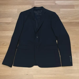 Kostym - En gammal kostym som har använts 1 gång. Men har nyskick 