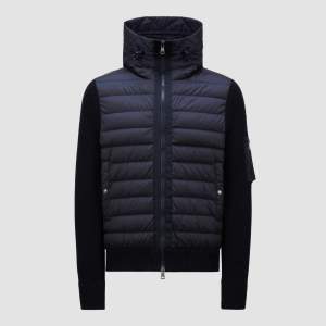 Söker en blå moncler cardigan med luva. Söks i L. Skriv om du har. Tar gärna emot den. Kan byta eller betala!