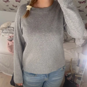 Stickad tröja - Säljer denna fina stickade tröja ifrån Vero Moda, som verkligen passar till allt! I jättefint skick💕