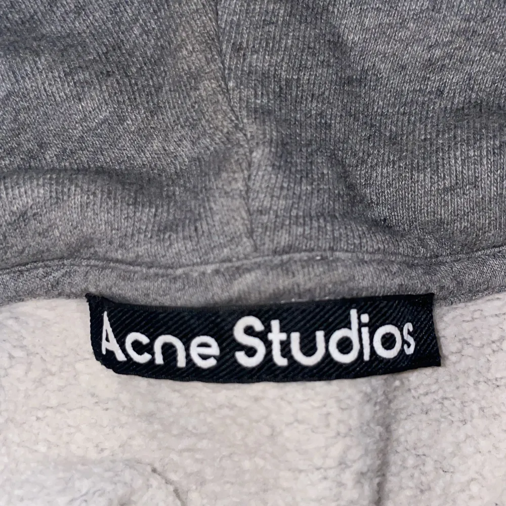 Acne studio Hoodie (Ferris face) Väldigt bra skick 😁 Har legat i min garderob ett tag nu, vet inte riktigt varför jag aldrig använt Vill helst bara få den såld så priset e flexibelt  Fråga vad ni vill . Hoodies.