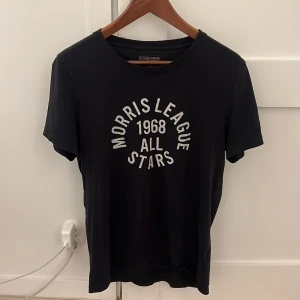 Morris T-shirt - Jag säljer nu denna feta Morris T shirt eftersom den inte längre passar. Skicket är 8/10. Skriv vid några frågor eller funderingar! 