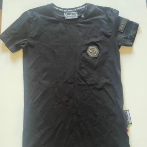 Philipp plein tshirt  - Rikigt snygg Philipp plein tshirt 🤩 Nyskick!  Storlek S  Hör av dig vid minsta lilla fundering 💭 