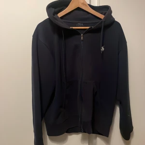 Polo Ralph Lauren hoodie - Bra skick, köpte den av en polare men den va lite kort i ärmarna.