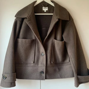 Kappahl kappa - Säljer min kappa då den inte riktigt är min stil. Köpes för snart 2 år sedan för 900kr. Skriv vid eventuella frågor och använd gärna ”köp nu” funktionen om du vill köpa🥰