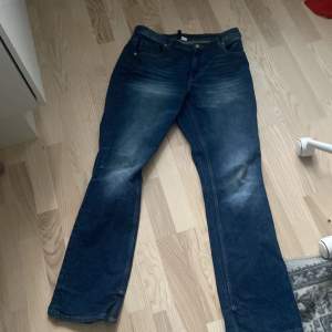 Blåa lågmidjade bootcut jeans från H&M som jag aldrig har haft på mig eftersom att dom inte passade, annars så tyckte jag att dom var skitsnygga!  Pris kan diskuteras☺️