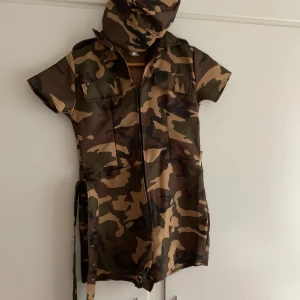 Militärkläder - Militärkläder till en tjej. Byxdress. Bälte 2x och keps ingår