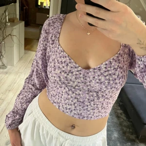 Topp med mönster - älskar passformen på denna!!!! men jag är inte så mycket för lila längre😅 den är storlek S men jag är medium i toppar och den passar mig perfekt!!