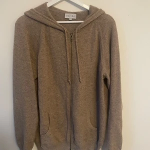 Davida cashmere zip up - Säljer min zip up fråm Davida Cashmere, typ aldrig använd. Nypris typ 2,500kr jag säljer för 999kr