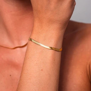 Guldfärgat armband  - Guldfärgat armband från cille juveler.  Marknadsförs med livslång färggaranti. Säljer då jag ville prova men inte fastnade för guld. 