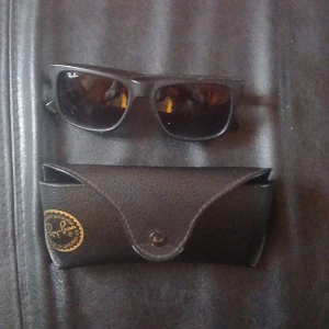 Svarta solglasögon från Ray-Ban - Snygga svarta solglasögon från Ray-Ban med klassisk design. Använt skick därav priset men ger ett bra helhets intryck men skavanker finns om en kollar noga 