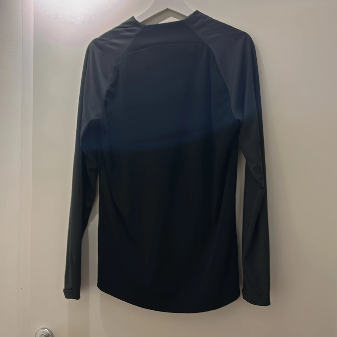 Svart långärmad tröja från Nike - 90