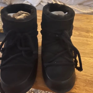 Svarta boots från Inuikii - Snygga svarta boots från Inuikii med snörning. Perfekta för kyligare. HELT nya. Fick hem precis som födelsedagspresent men vill ha en annan färg. 