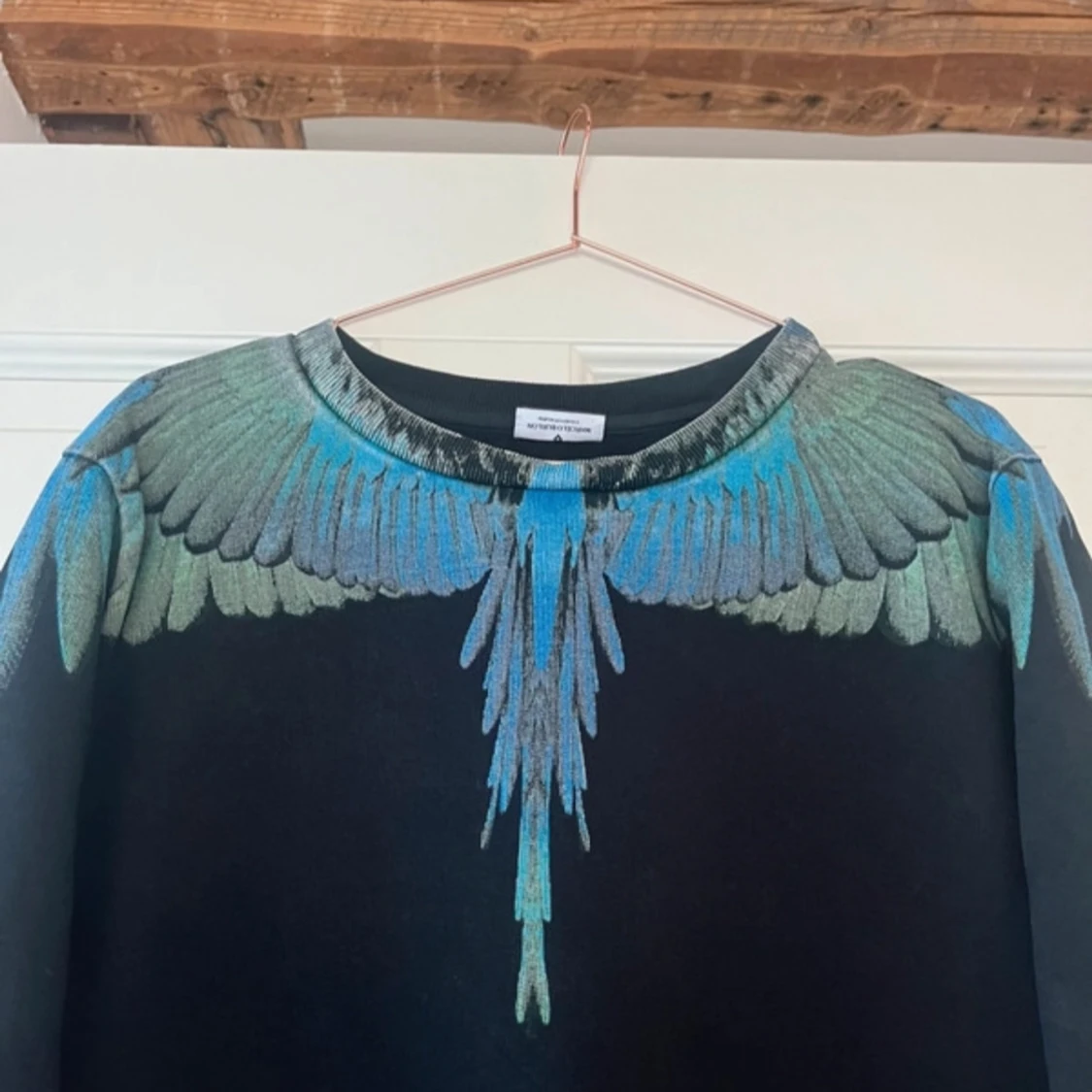 Svart tröja med vingmönster från Marcelo Burlon - 90