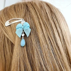 Blå/turkos hårspänne - Handgjort hårspänne (ej äkta silver). Färgen på rosetten är blå/turkos. 
