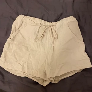 Linneshorts - Säljer mina fina linneshorts då de inte kommer till användning💕I stolen S, de har tyvärr en defekt på baksidan (bild 2). Skriv gärna om du har frågor eller vill ha fler bilder💕