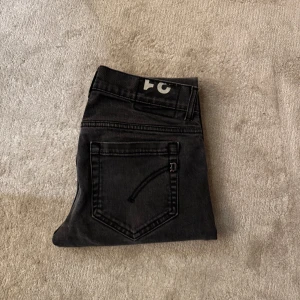 Dondup George Jeans - Tja, säljer ett par snygga Dondup Jeans i storlek 31 men passar något mindre pga av att dom är uppsydda. Mitt pris 899kr ny pris 4000kr. Skicket är 10/10 och kontakta gärna vid frågor.