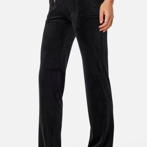 Juciy couture - Svarta juciy couture byxor i bra skick, säljer då de inte används längre. De är jätte fina och passar till allt. Bilden är lånad, skriv privat för mer bilder om du är intresserad. Pris kan diskuteras🤍