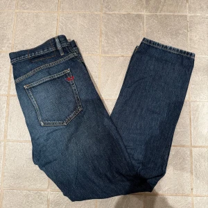 Diesel Jeans - Schyssta Diesel jeans, storlek 32/32, bra skick, marinblåa, nypris 1500kr, skriv vid funderingar