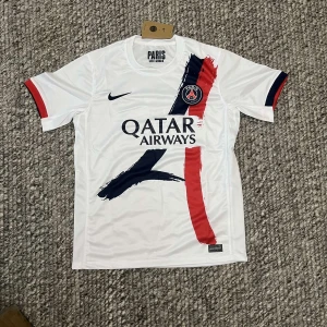 PSG jersey  - Helt ny psg Jersey som jag fick i julklapp. Ny Pris är cirka 1100kr, mitt är 450kr kan diskuteras 