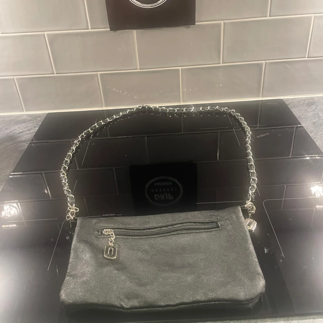 Svart axelväska med kedjedetalj