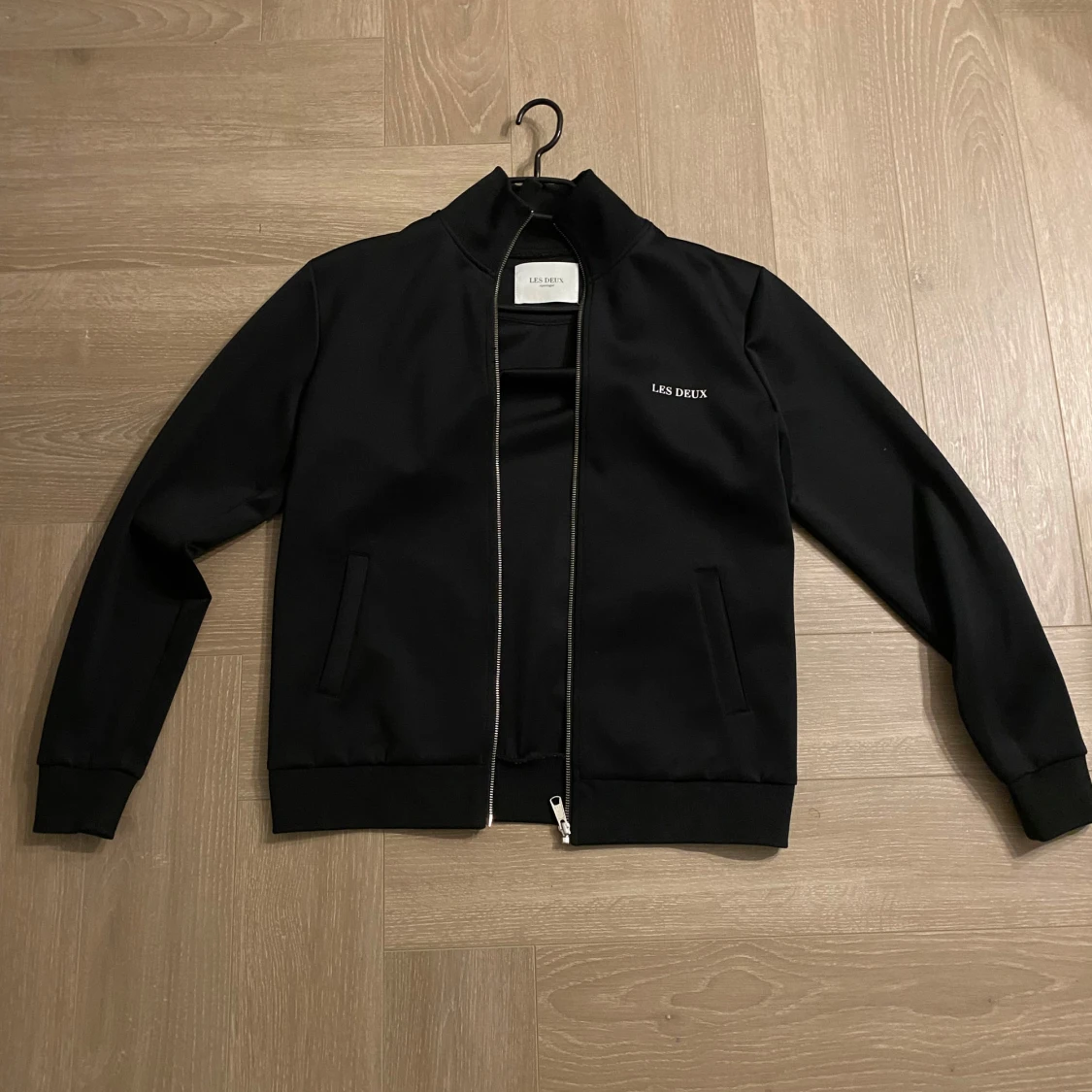 Svart zip tröja från Les Deux