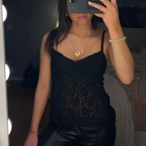 Svart spets topp - Helt oanvänd spets topp/linne från Nelly❤️