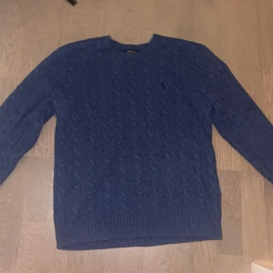 Ralph Lauren Cashmere - Mörkblå tröja från Ralph Lauren, kashmir, nypris ca 3000. Nyskick 9/10 använd fåtal gånger, storlek M
