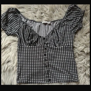 Svartvit rutig blus - Säljer en söt svartvit rutig blus från stradivarius med korta puffärmar och knappar framtill. Passag inte mig och dårför säljs den!