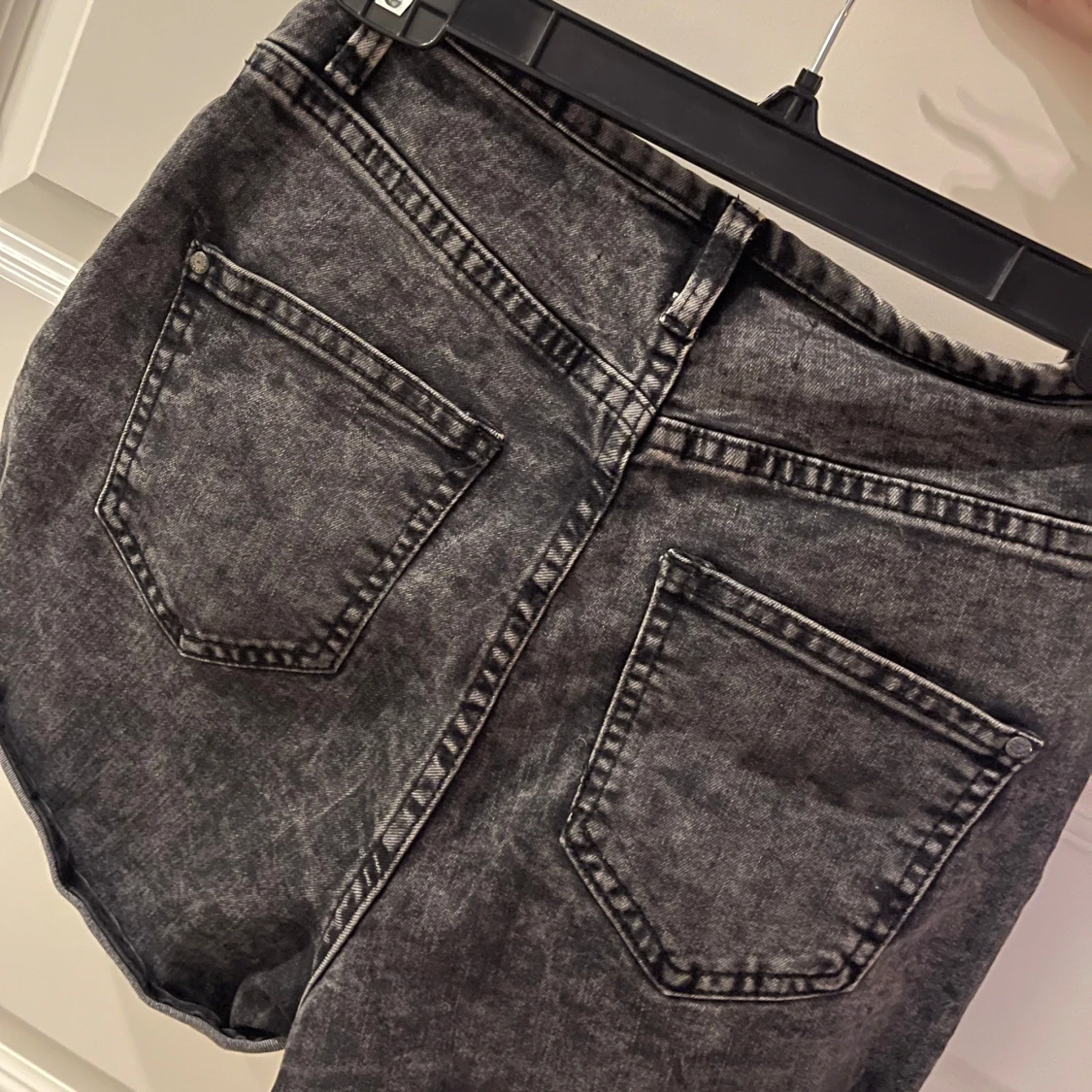 Svarta högmidjade jeansshorts - 90