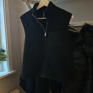 Svart fleeceväst från Pieces - Säljer denna mysiga väst som är perfekt till våren med en stickad tröja under! Den är köpt på vero moda men är knappt använd. Nyskick! 🩷