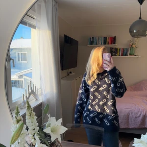 Stickad tröja från Carin Wester - Säljer en snygg och bekväm tröja från Carin Wester i mörkblått med ett vitt C.W.-mönster.😇 Tröjan är i storlek S men det är en oversize modell så passar om man vill ha den stor i storlek! 💗Tröjan är nästan aldrig använd, då jag inte tyckte den passa mig🤗