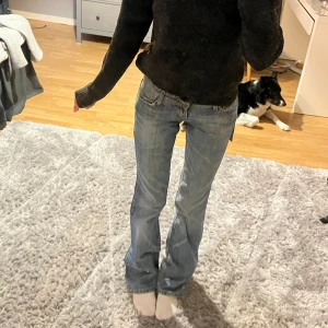 Blå jeans med bootcut - Säljer ett par snygga blå jeans i bootcut-stil. De är lågmidjade och i nyskick med etiketten kvar på. Endast provade. Säljer eftersom dom är för stora🫶🏼✨