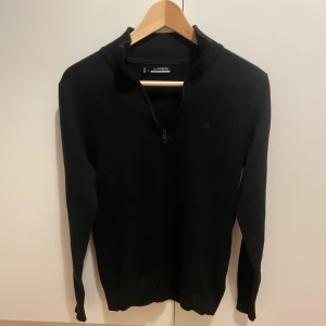 J Lindeberg tröja  - Half zip från J Lindeberg. Fint skick. Stl M sitter något mindre s/xs skulle jag uppskatta. Nypris 1600kr.  Bara hör av er vid fler frågor!